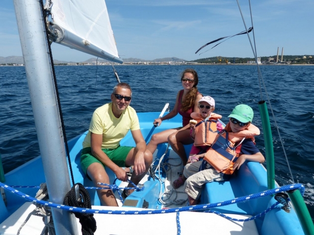 Familia navegando a vela